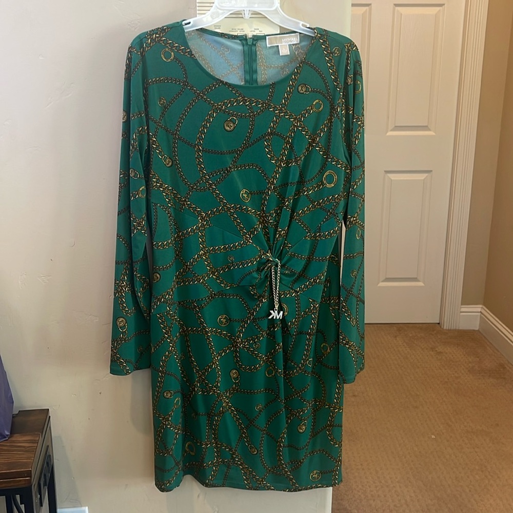 Chic gold chain dress! 👗💚